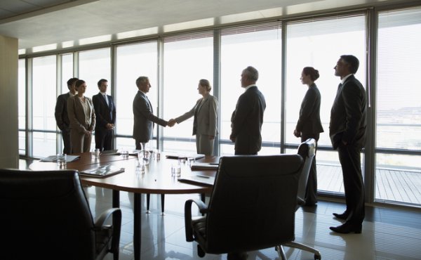 Il est d'une importance capitale de construire une stratégie globale et de maintenir des relations solides avec les investisseurs.