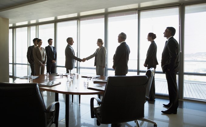Construir una estrategia integral y mantener relaciones sólidas con los inversores es de vital importancia.