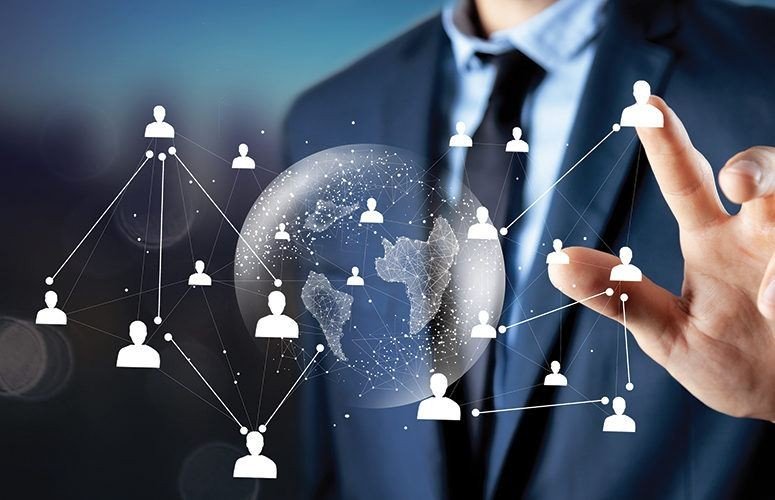 A medida que las empresas se expanden a los mercados globales, los empleados con conocimiento de las culturas, los mercados y las regulaciones internacionales ayudarán a la empresa a superar los desafíos y maximizar las oportunidades.