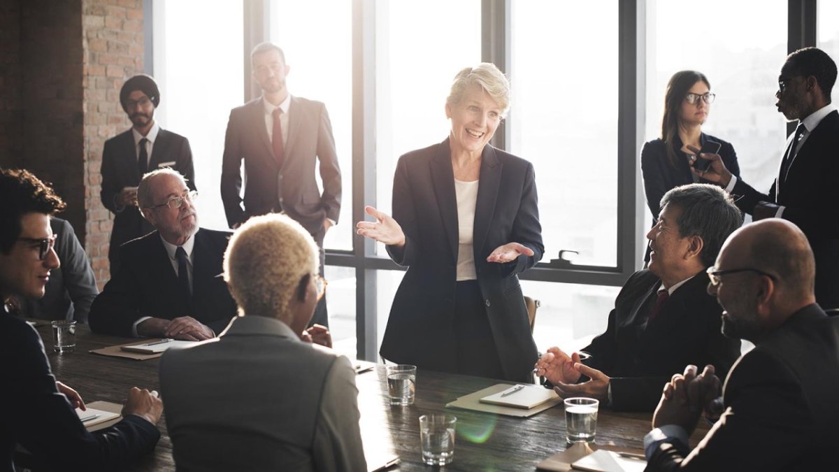 Para que las naciones y las empresas prosperen y compitan eficazmente en el entorno global, es crucial la formación de líderes con una visión global.