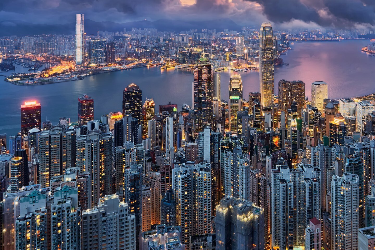 新加坡和香港：凭借开放政策和积极参与全球金融市场成为国际金融中心